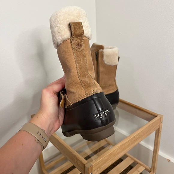 SPERRY WINTER BOOTS / NEW CONDITION SIZE 8. - Picture 3 of 5